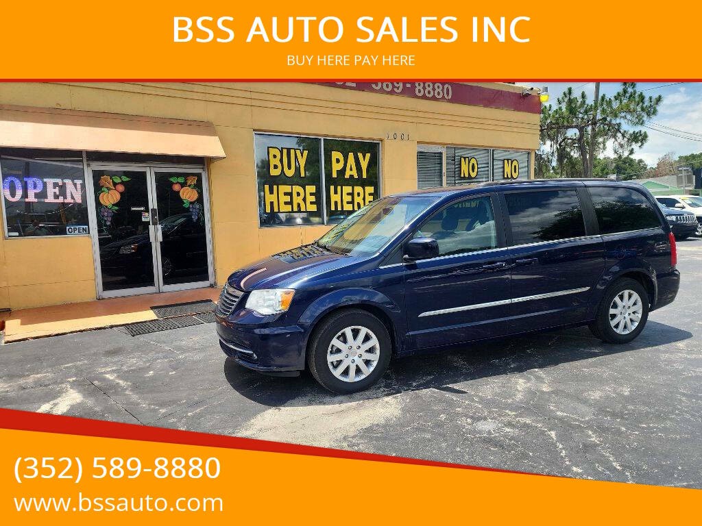 2015 Chrysler Town & Country Image 1