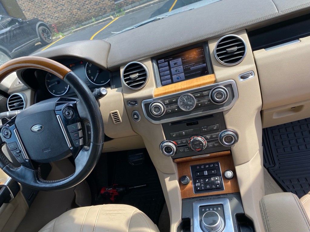 2015 Land Rover LR4 Image 10