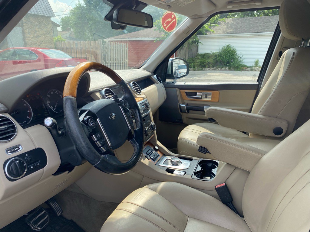 2015 Land Rover LR4 Image 9