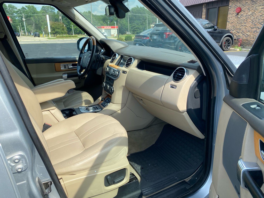 2015 Land Rover LR4 Image 11