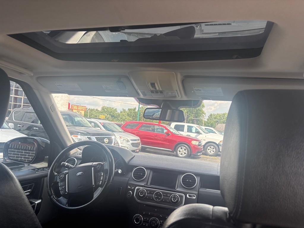 2016 Land Rover LR4 Image 9