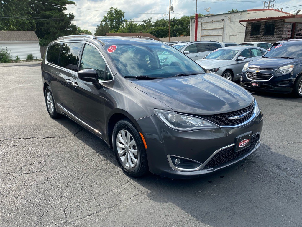 2018 Chrysler Pacifica Image 2