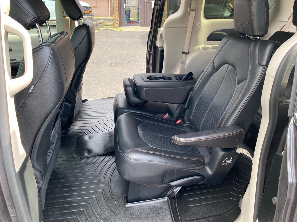2018 Chrysler Pacifica Image 8