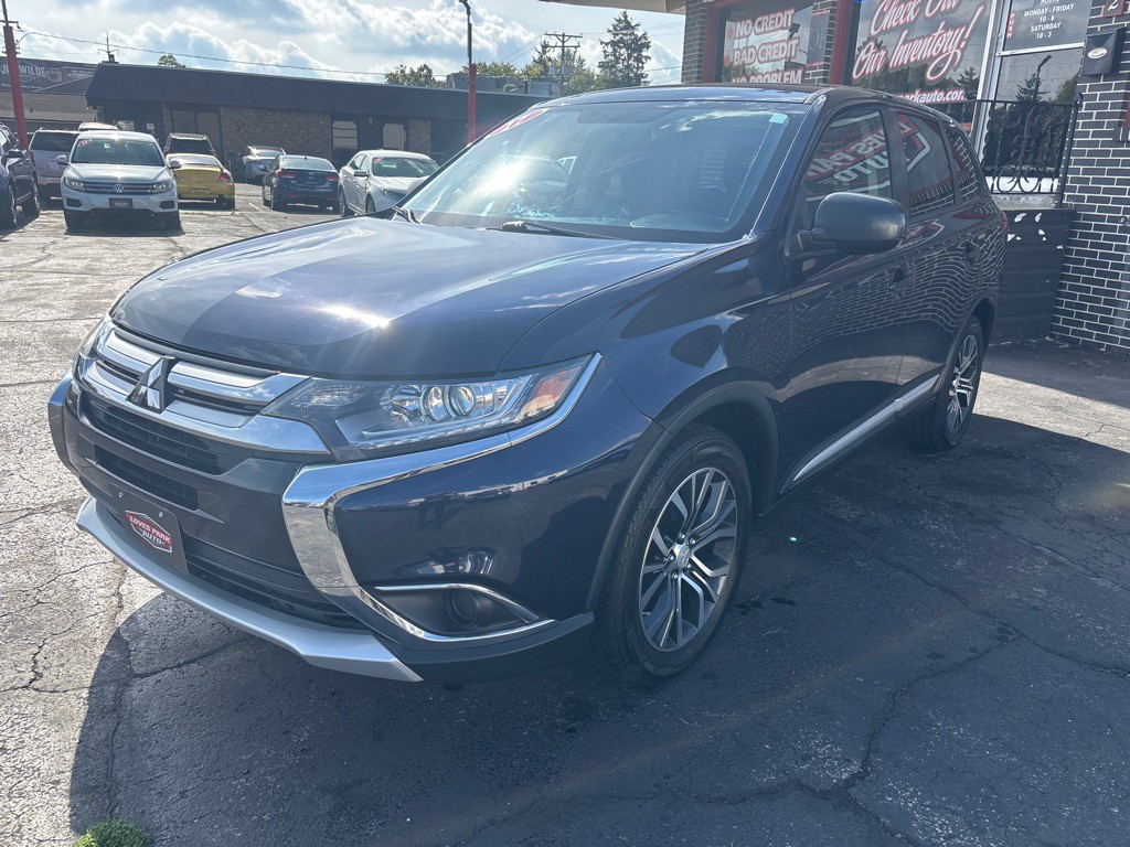 2017 Mitsubishi Outlander Image 2