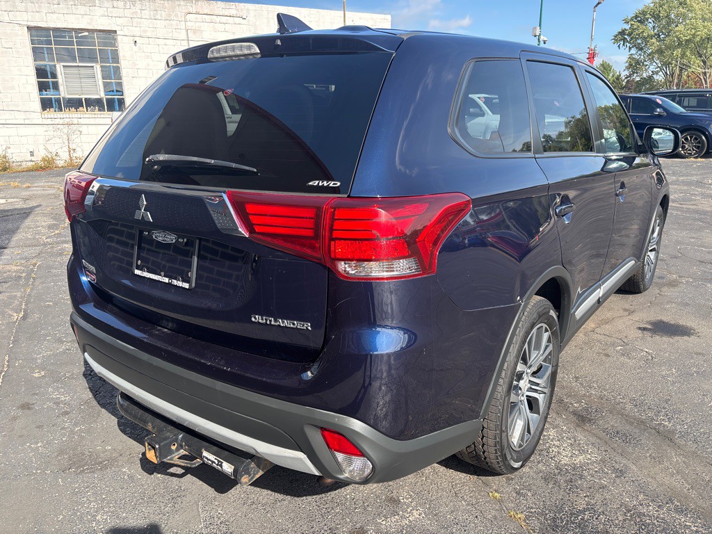 2017 Mitsubishi Outlander Image 4