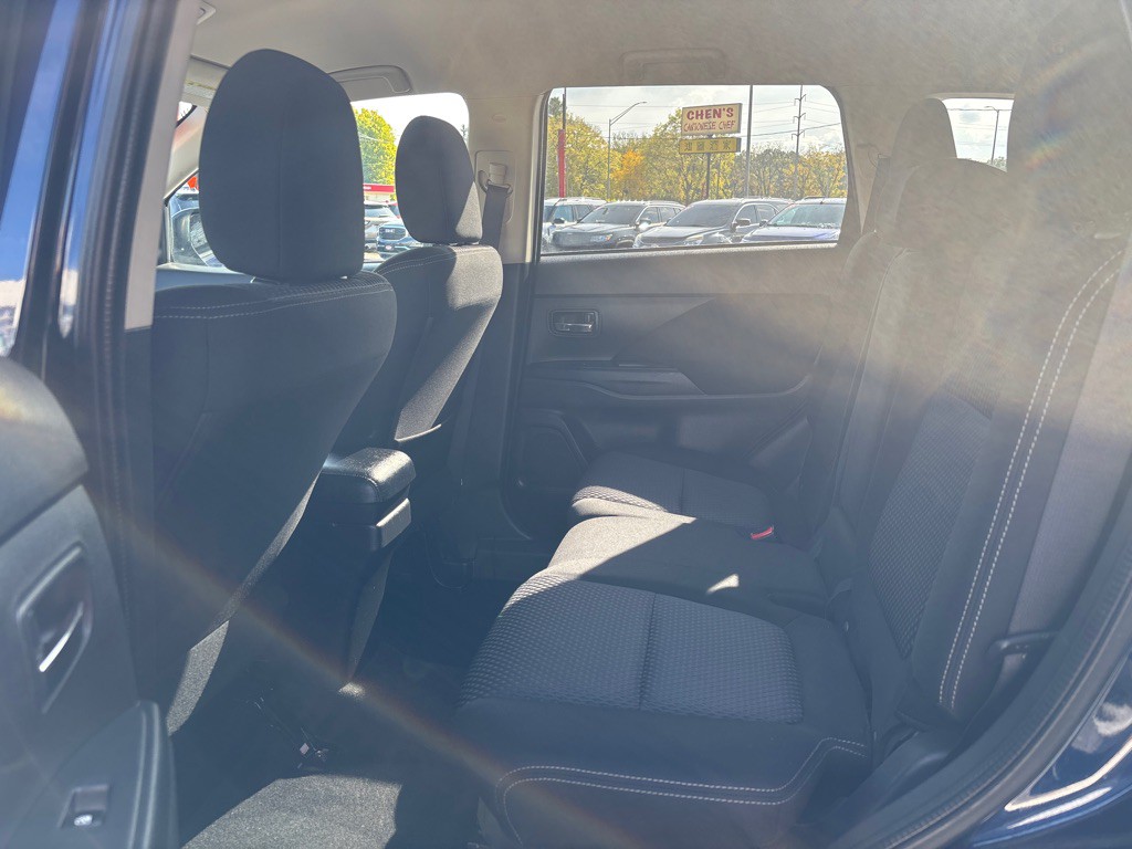 2017 Mitsubishi Outlander Image 6
