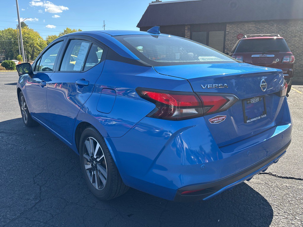 2021 Nissan Versa Image 3