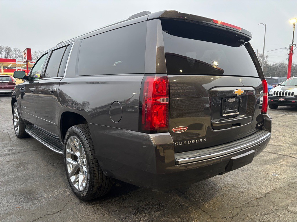 2017 Chevrolet Suburban Image 3
