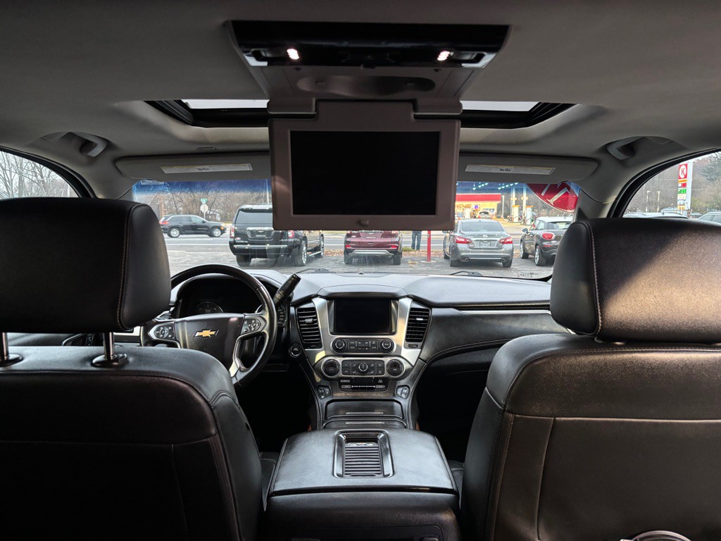 2017 Chevrolet Suburban Image 5