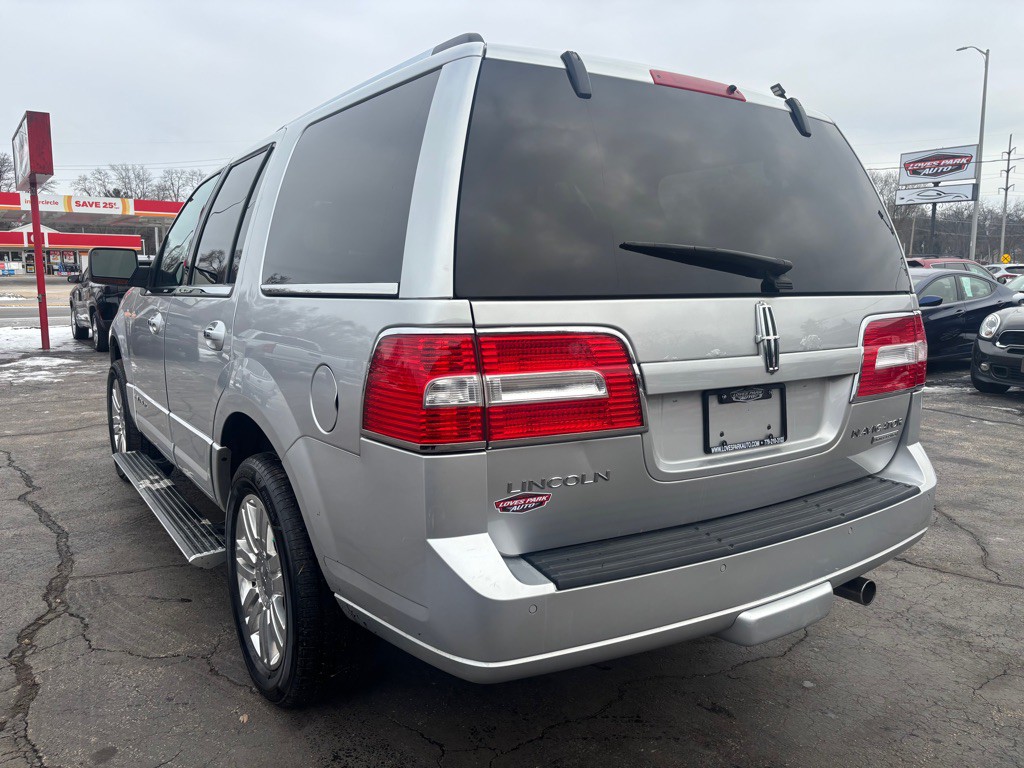 2011 Lincoln Navigator Image 3