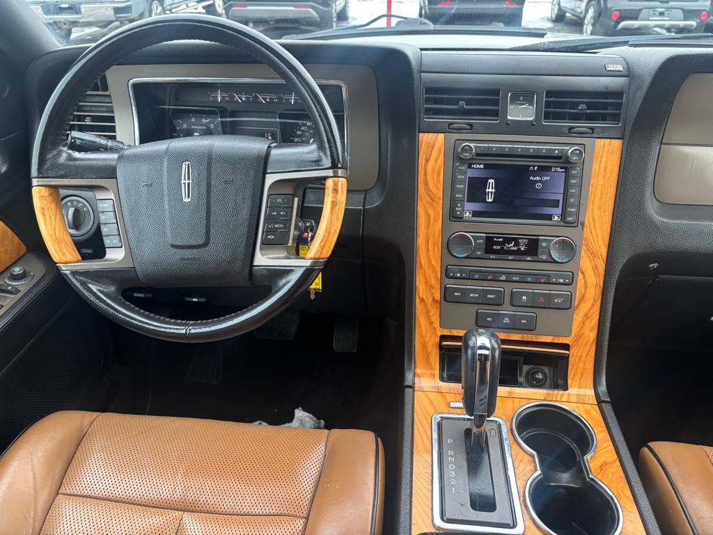 2011 Lincoln Navigator Image 2