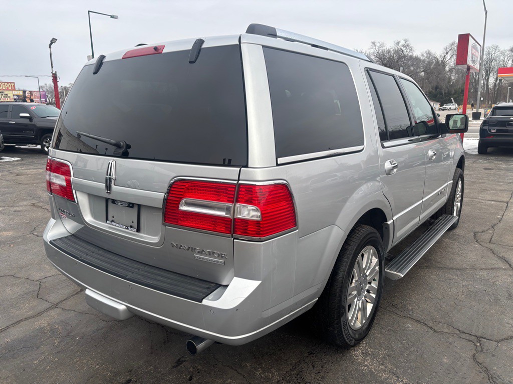 2011 Lincoln Navigator Image 4