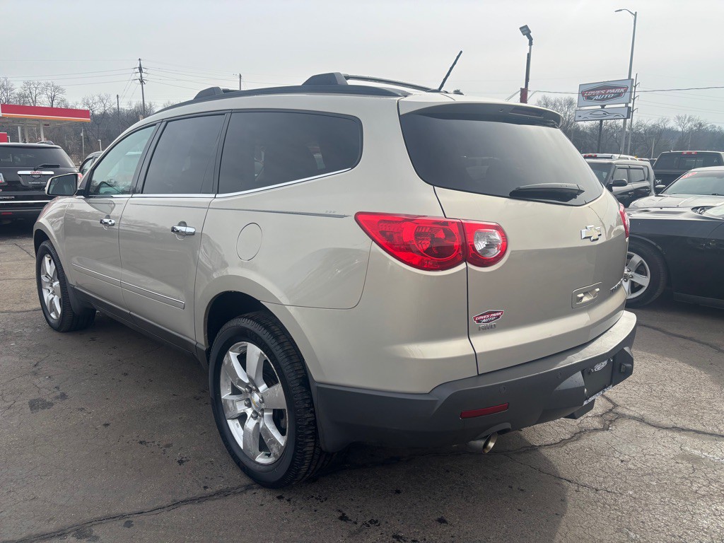 2011 Chevrolet Traverse Image 3
