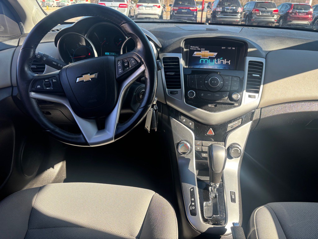 2014 Chevrolet Cruze Image 2