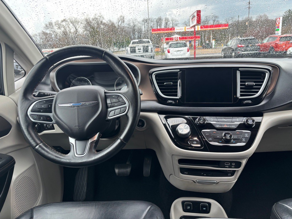 2017 Chrysler Pacifica Image 2