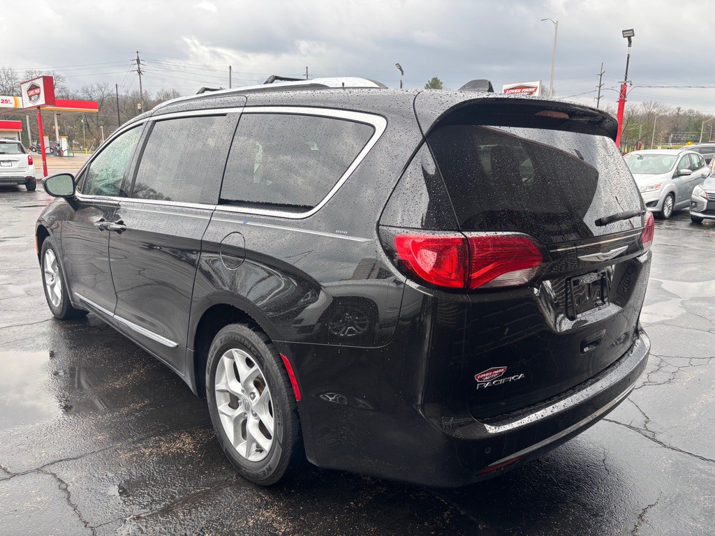 2017 Chrysler Pacifica Image 3