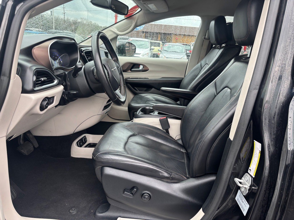 2017 Chrysler Pacifica Image 7