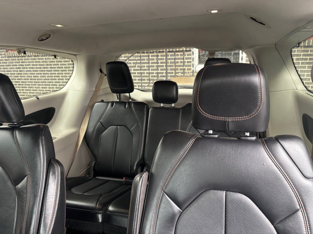 2017 Chrysler Pacifica Image 8