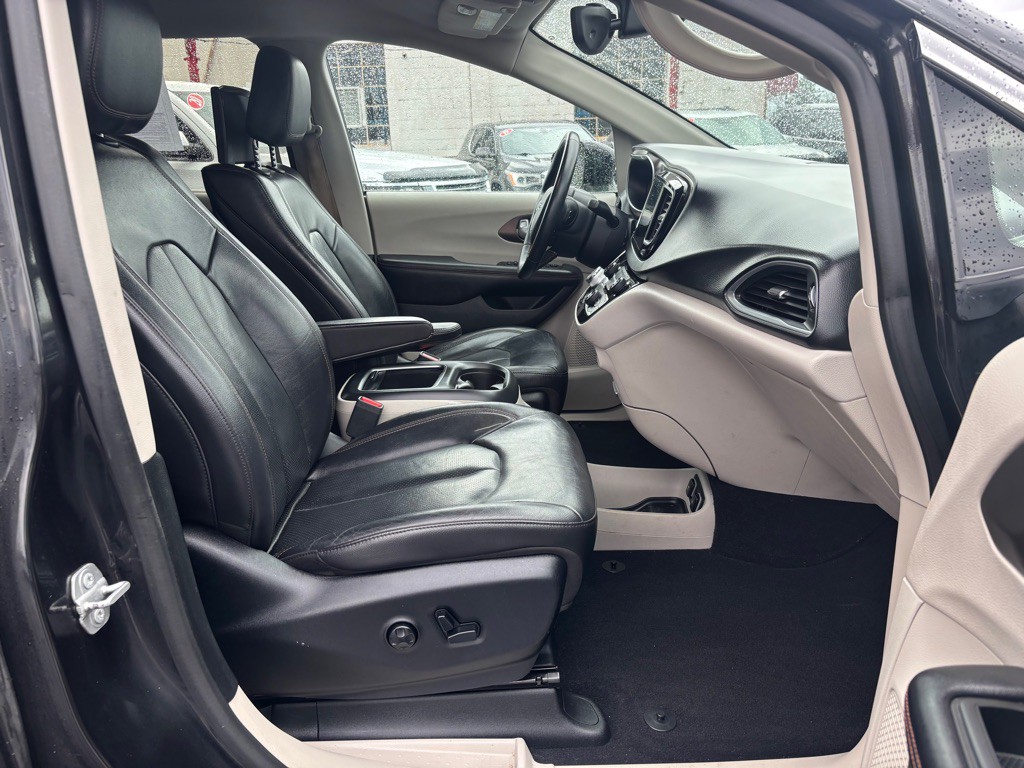 2017 Chrysler Pacifica Image 10
