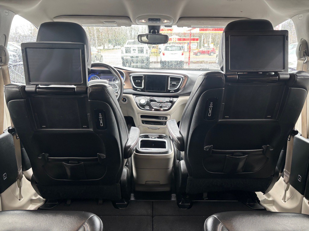 2017 Chrysler Pacifica Image 11