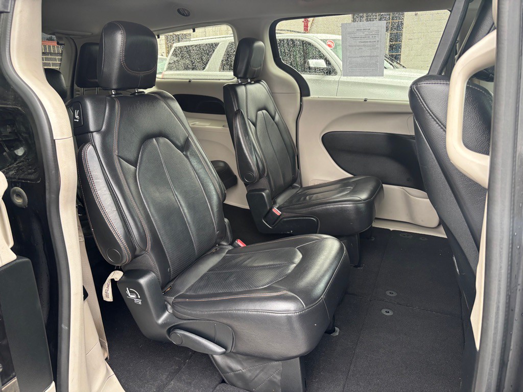 2017 Chrysler Pacifica Image 12