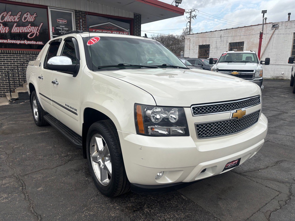 2013 Chevrolet Avalanche Image 1