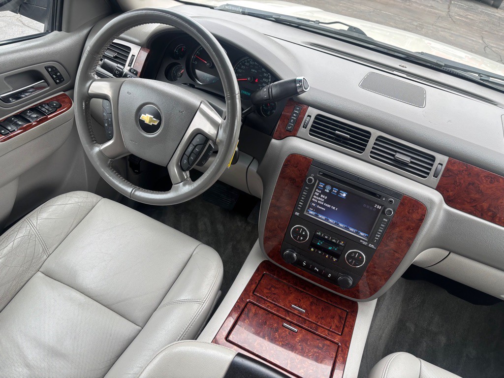 2013 Chevrolet Avalanche Image 2