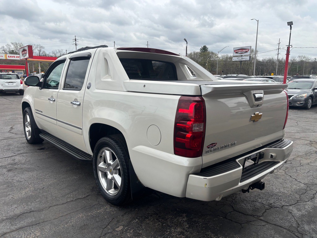 2013 Chevrolet Avalanche Image 3