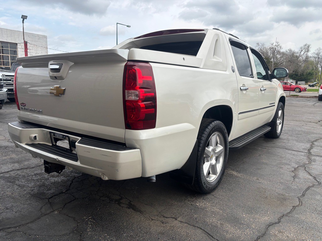 2013 Chevrolet Avalanche Image 4