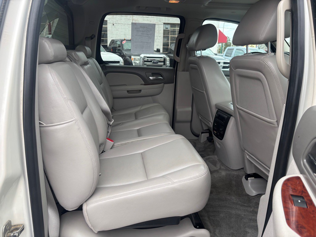 2013 Chevrolet Avalanche Image 12