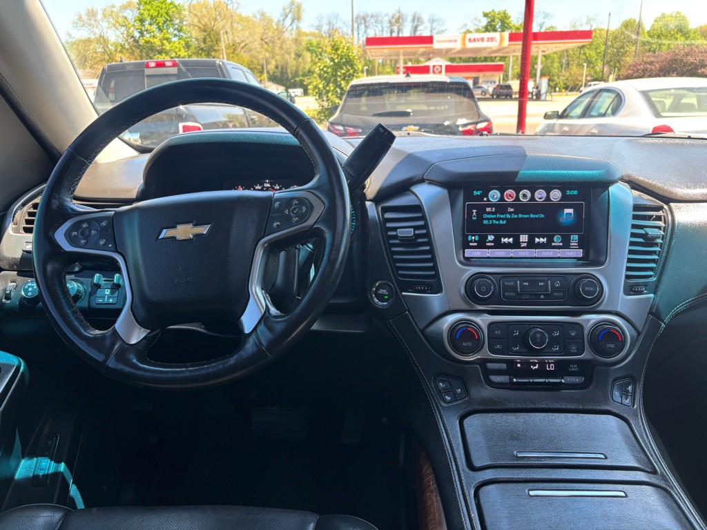 2018 Chevrolet Suburban Image 2