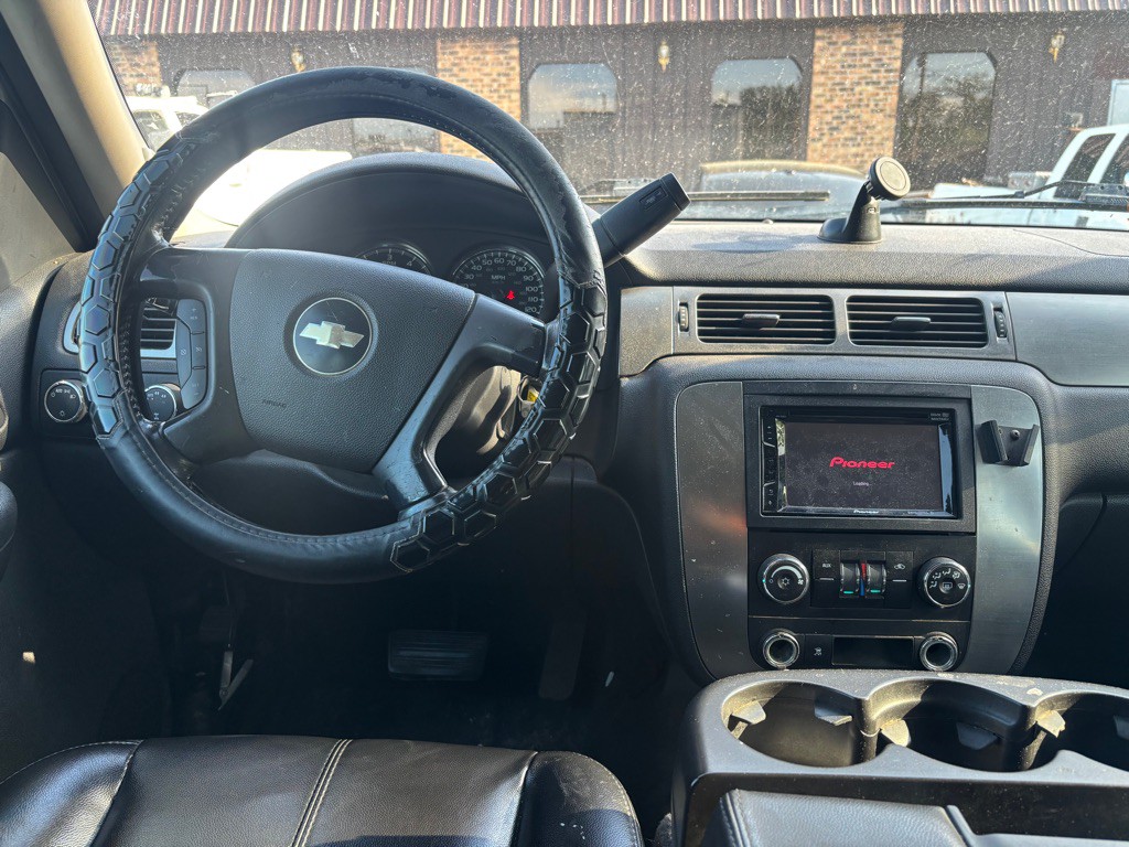 2007 Chevrolet Suburban Image 2