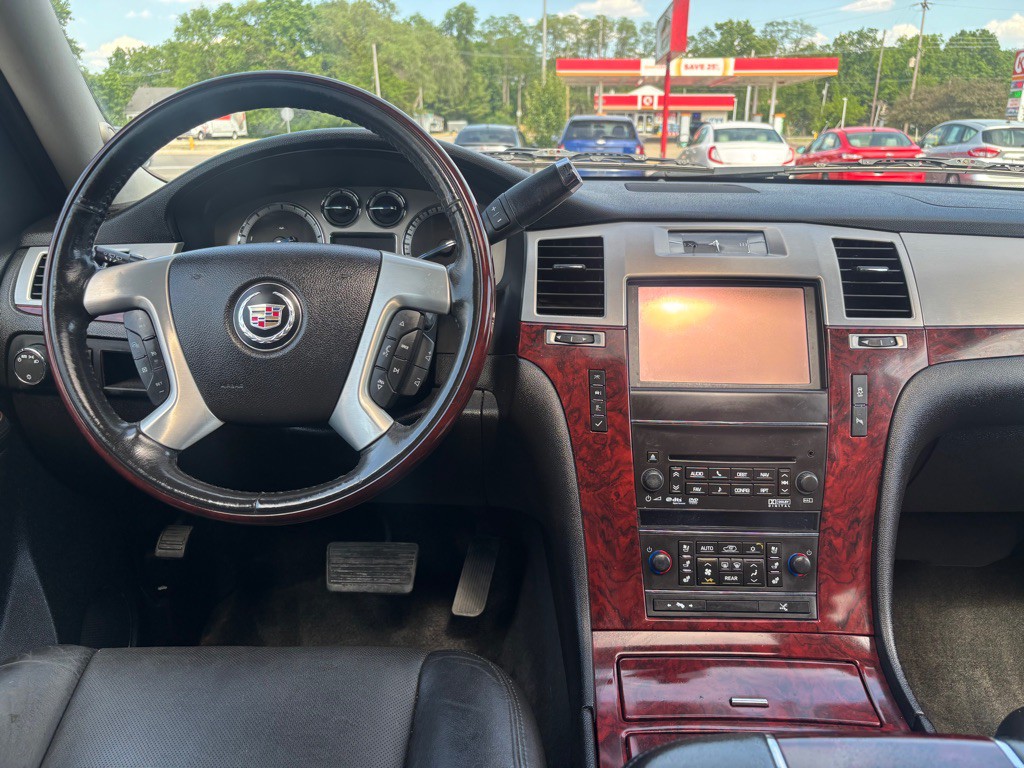 2013 Cadillac Escalade Image 2