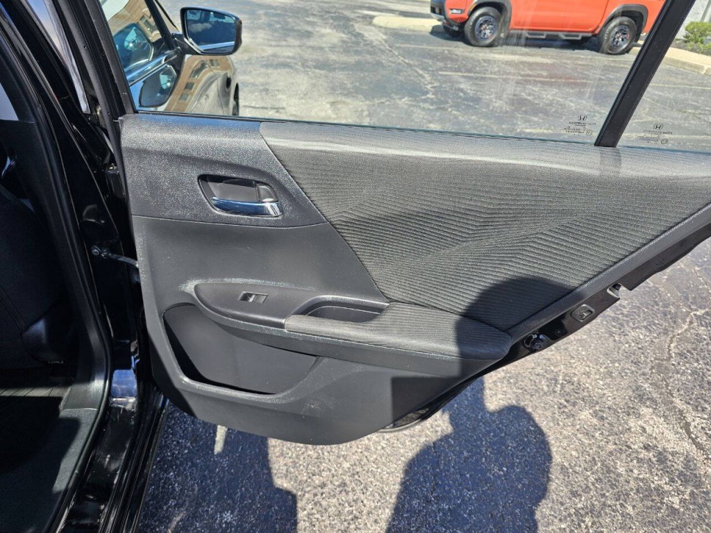 2017 Honda Accord Image 18