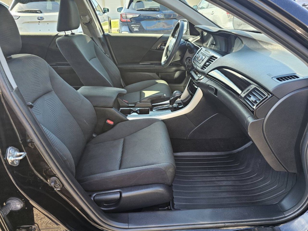 2017 Honda Accord Image 24