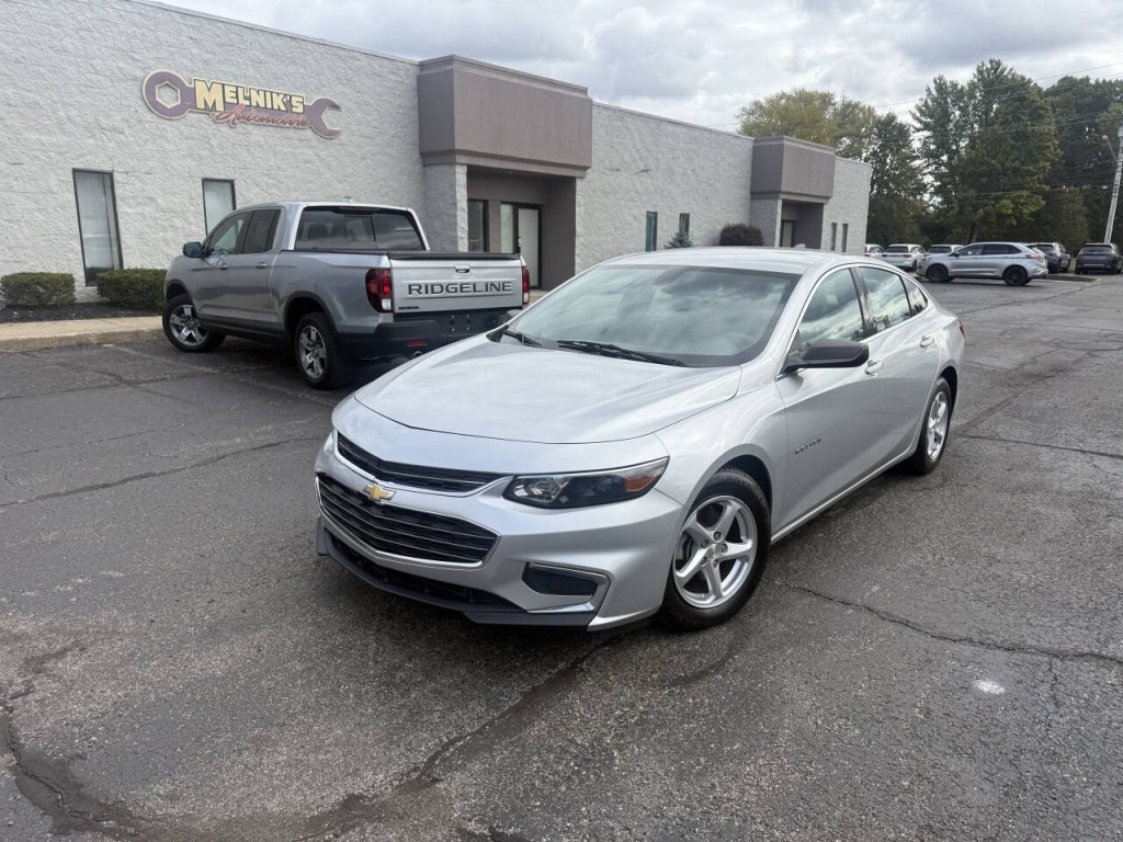 2017 Chevrolet Malibu Image 2