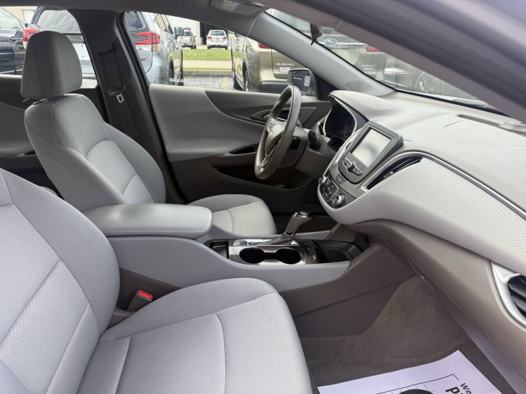 2017 Chevrolet Malibu Image 24