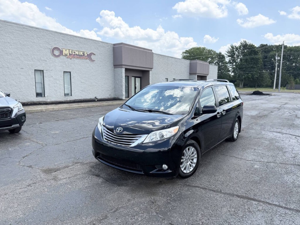 2016 Toyota Sienna Image 2