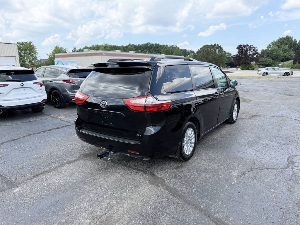 2016 Toyota Sienna Image 6