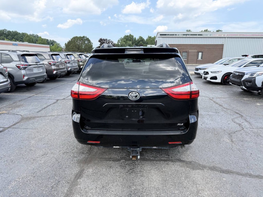 2016 Toyota Sienna Image 7