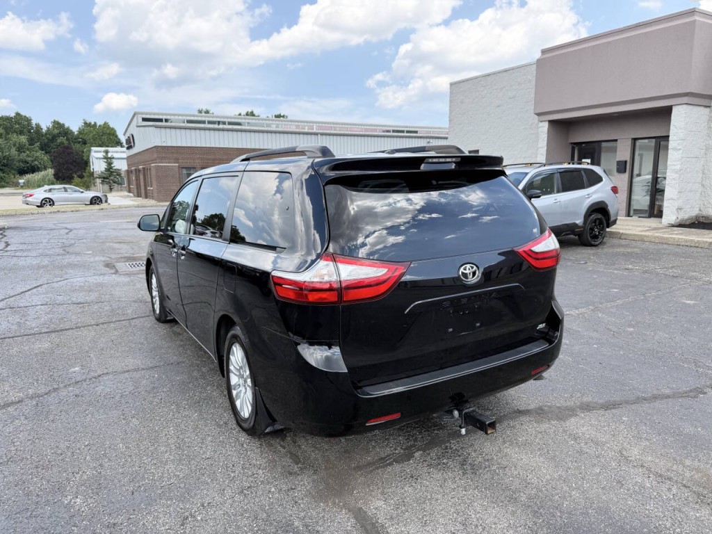 2016 Toyota Sienna Image 8
