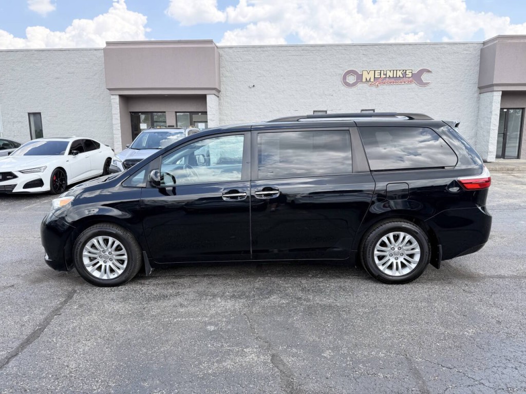 2016 Toyota Sienna Image 9