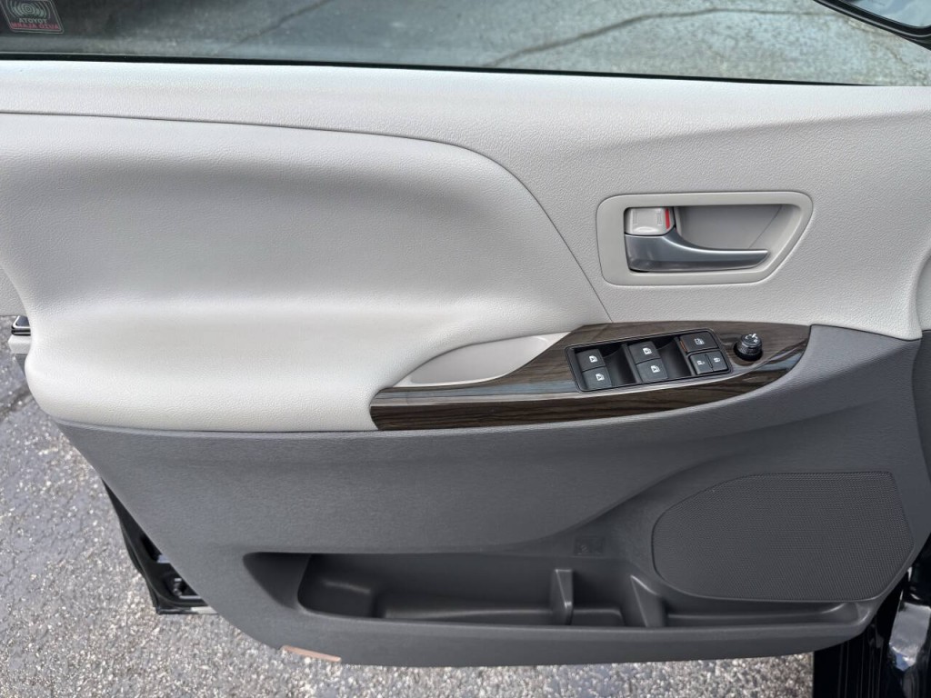 2016 Toyota Sienna Image 14