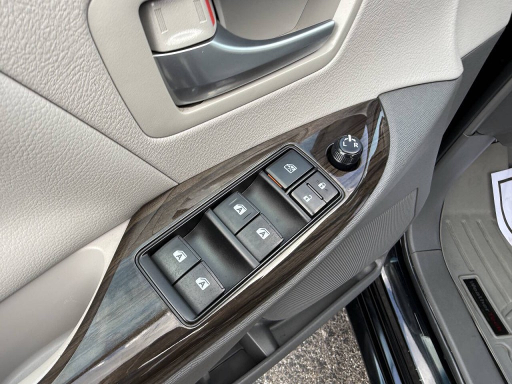 2016 Toyota Sienna Image 15