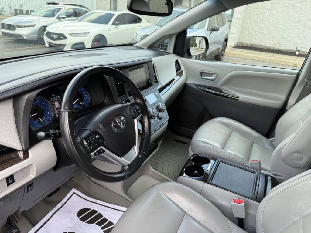 2016 Toyota Sienna Image 16