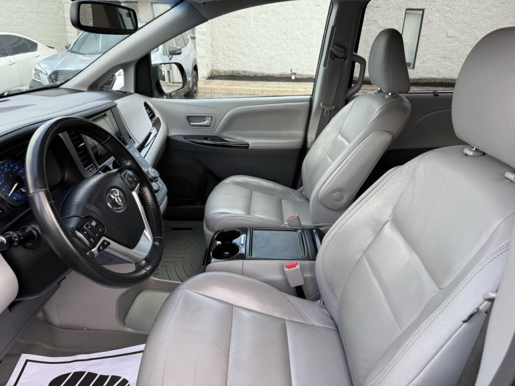 2016 Toyota Sienna Image 17