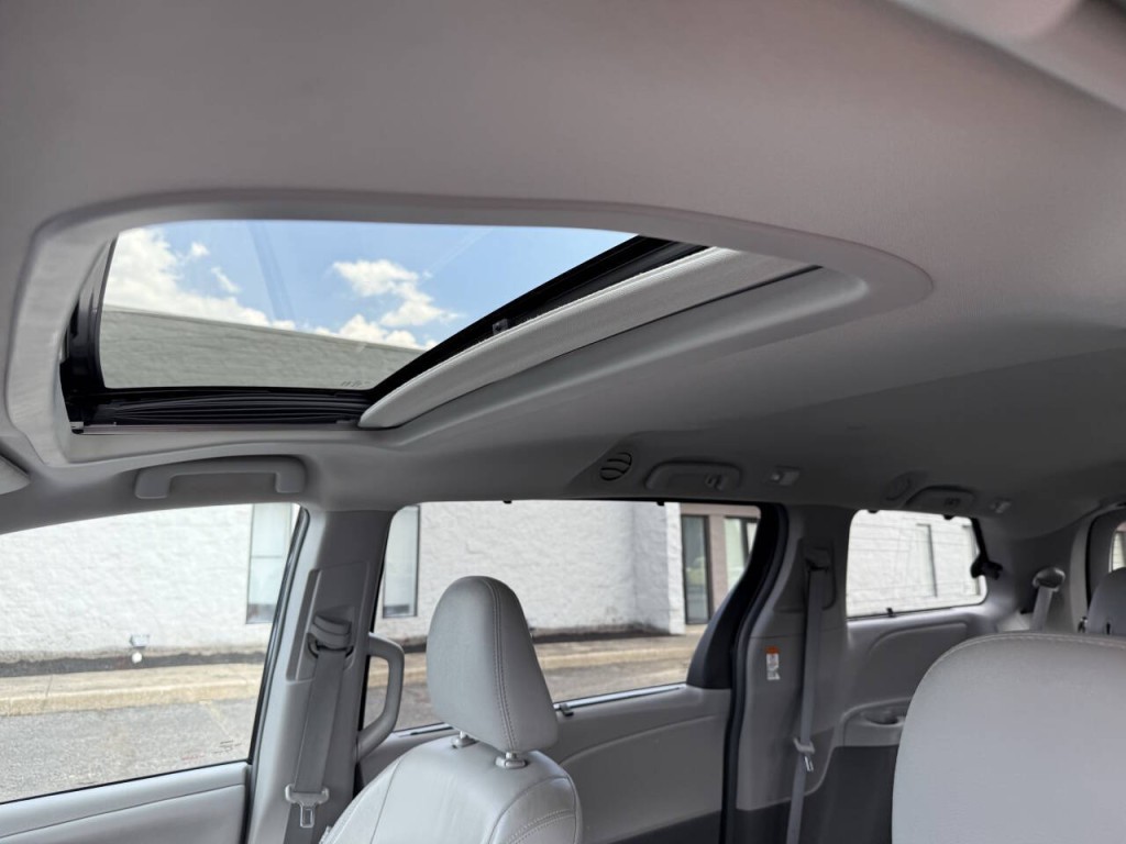 2016 Toyota Sienna Image 18