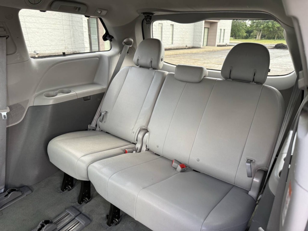 2016 Toyota Sienna Image 19