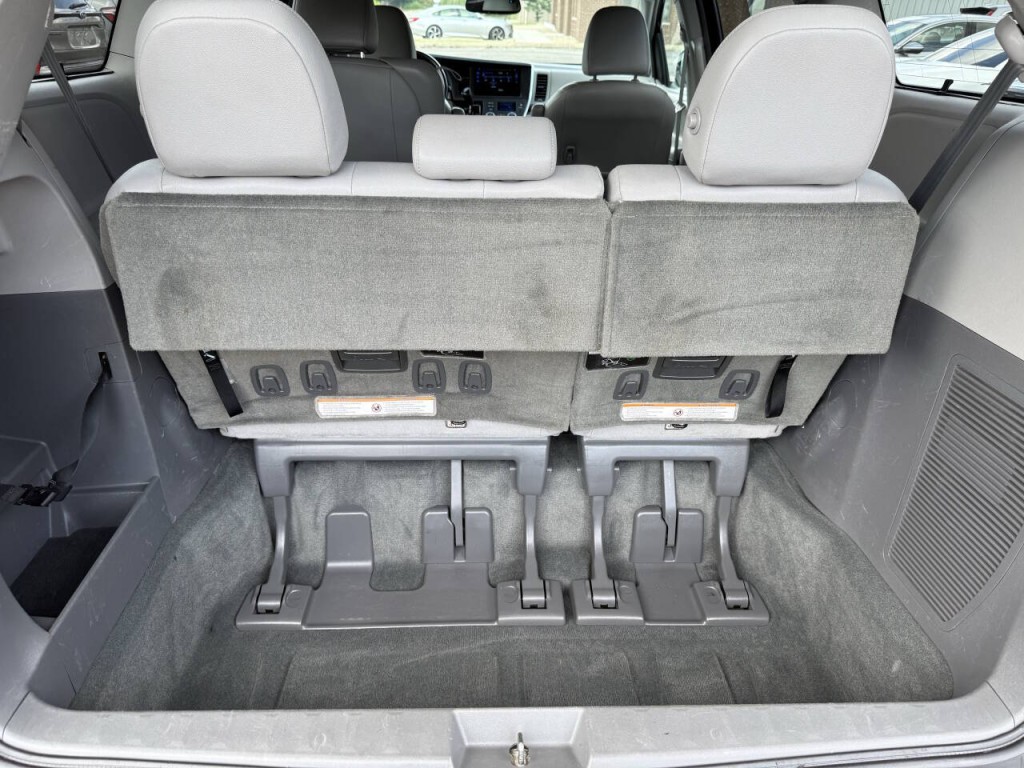 2016 Toyota Sienna Image 20