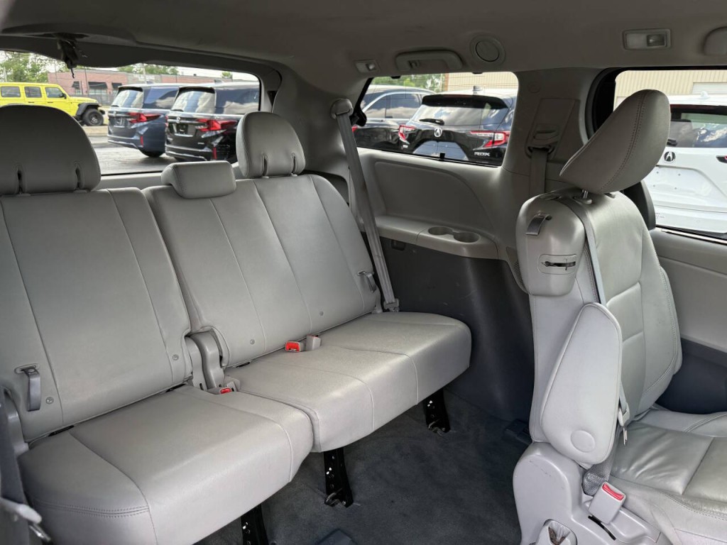 2016 Toyota Sienna Image 22